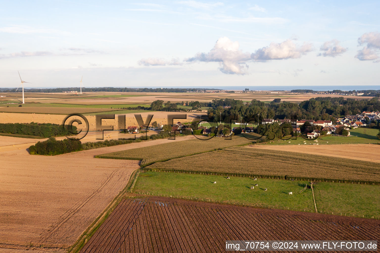 Vue aérienne de Yzengremer dans le département Somme, France