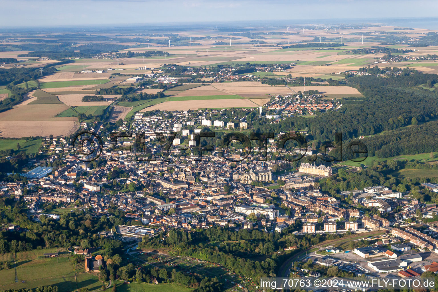 Vue aérienne de Vue sur la ville depuis le centre-ville de Normandie à Eu dans le département Seine-Maritime, France