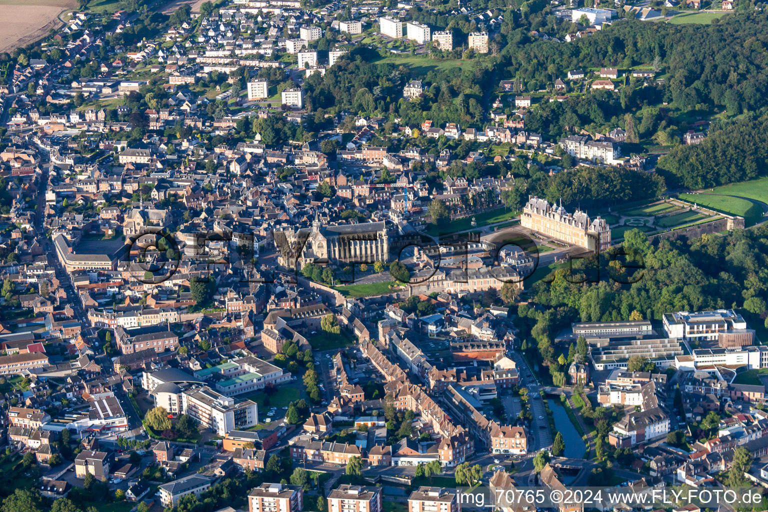 Vue aérienne de Parc du Château Eu en Normandie à Eu dans le département Seine-Maritime, France