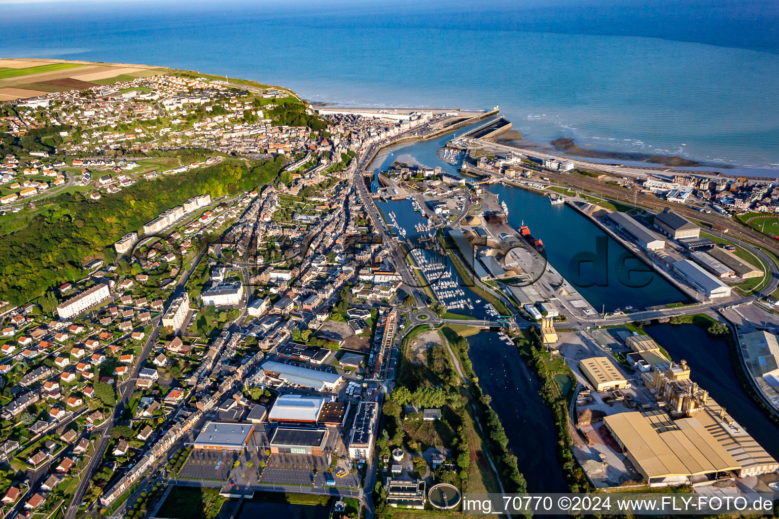 Vue aérienne de L'avant-port à le quartier Treport Moderne in Le Tréport dans le département Seine-Maritime, France