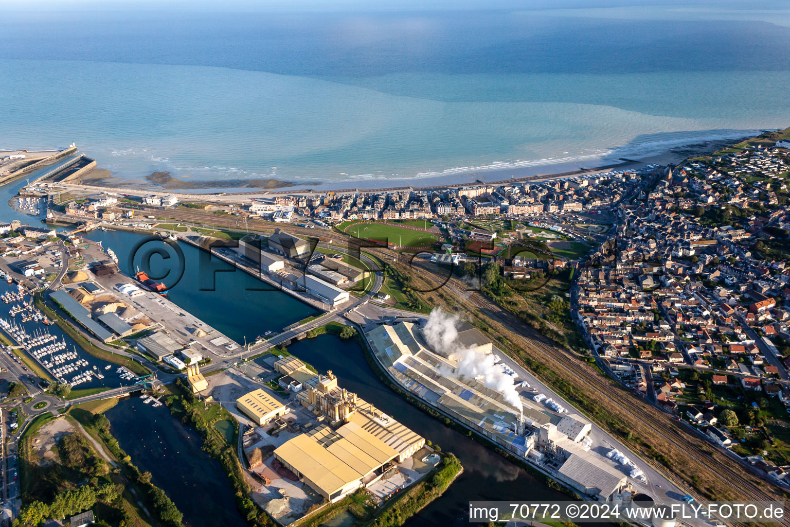 Vue aérienne de L'avant-port à le quartier Treport Moderne in Le Tréport dans le département Seine-Maritime, France