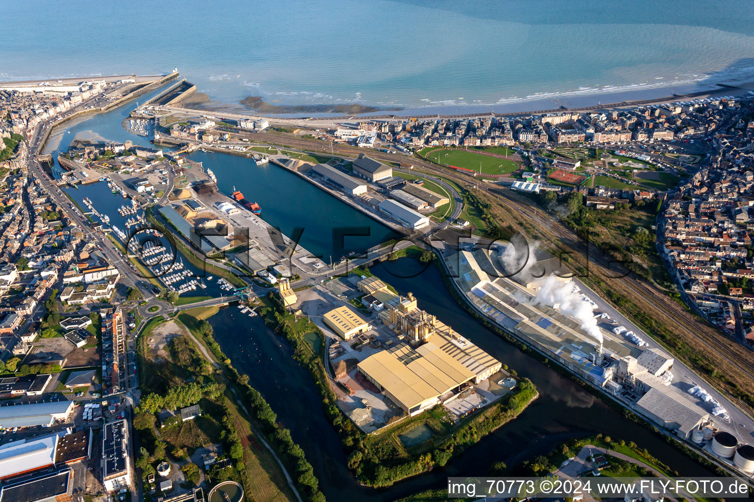 Photographie aérienne de L'avant-port à le quartier Treport Moderne in Le Tréport dans le département Seine-Maritime, France