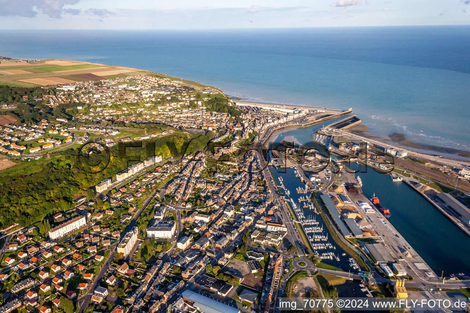 Vue aérienne de Quartier Basse Ville in Le Tréport dans le département Seine-Maritime, France