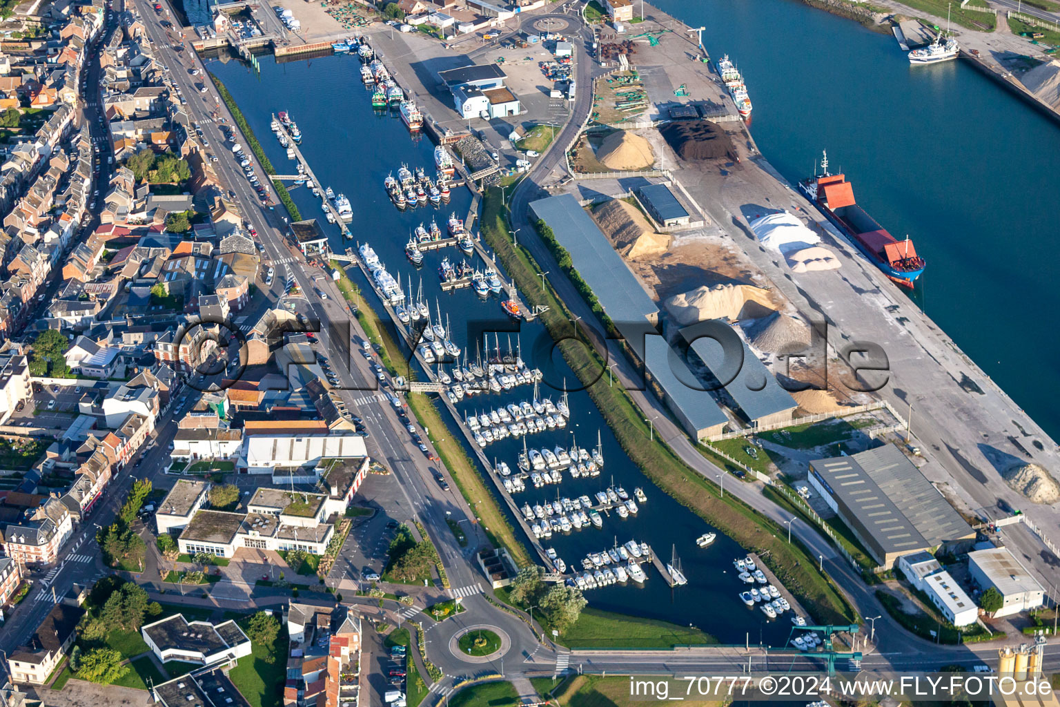 Vue aérienne de Marina à le quartier Treport Moderne in Le Tréport dans le département Seine-Maritime, France