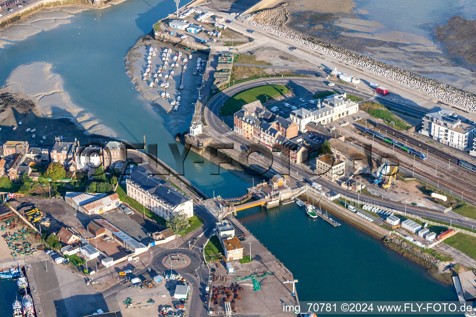 Vue aérienne de Canal d'Eu à la Mer à le quartier Treport Moderne in Le Tréport dans le département Seine-Maritime, France