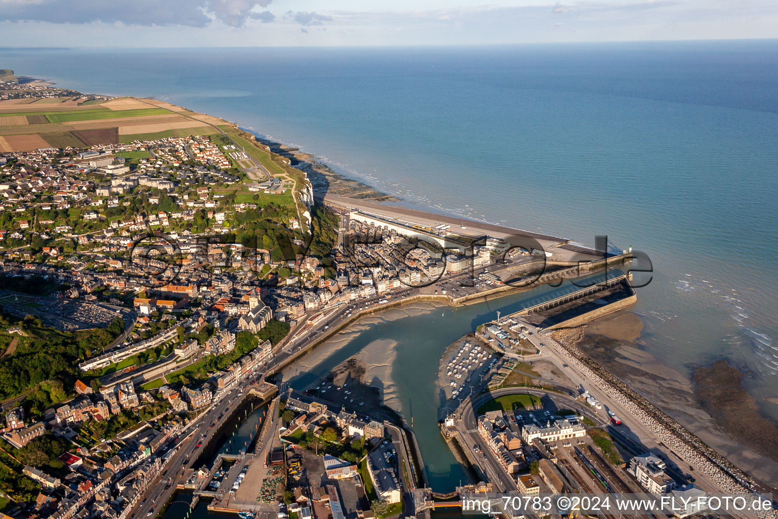 Vue aérienne de L'avant-port à le quartier Basse Ville in Le Tréport dans le département Seine-Maritime, France