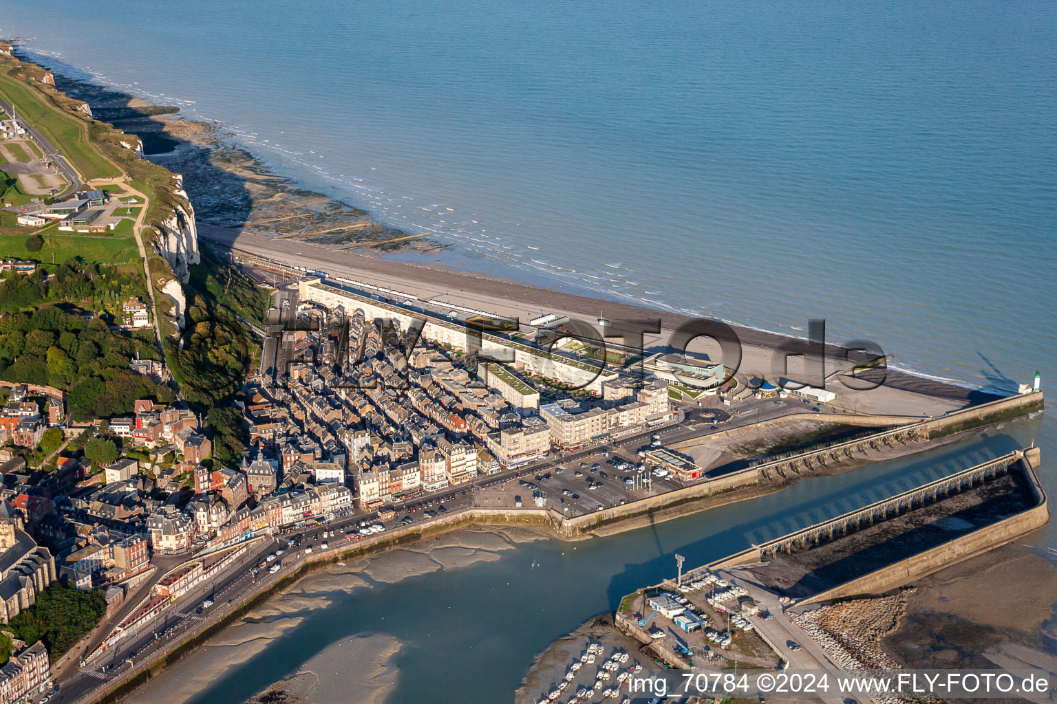 Vue aérienne de L'avant-port à le quartier Basse Ville in Le Tréport dans le département Seine-Maritime, France