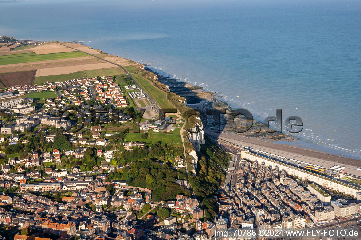 Vue aérienne de Quartier Basse Ville in Le Tréport dans le département Seine-Maritime, France