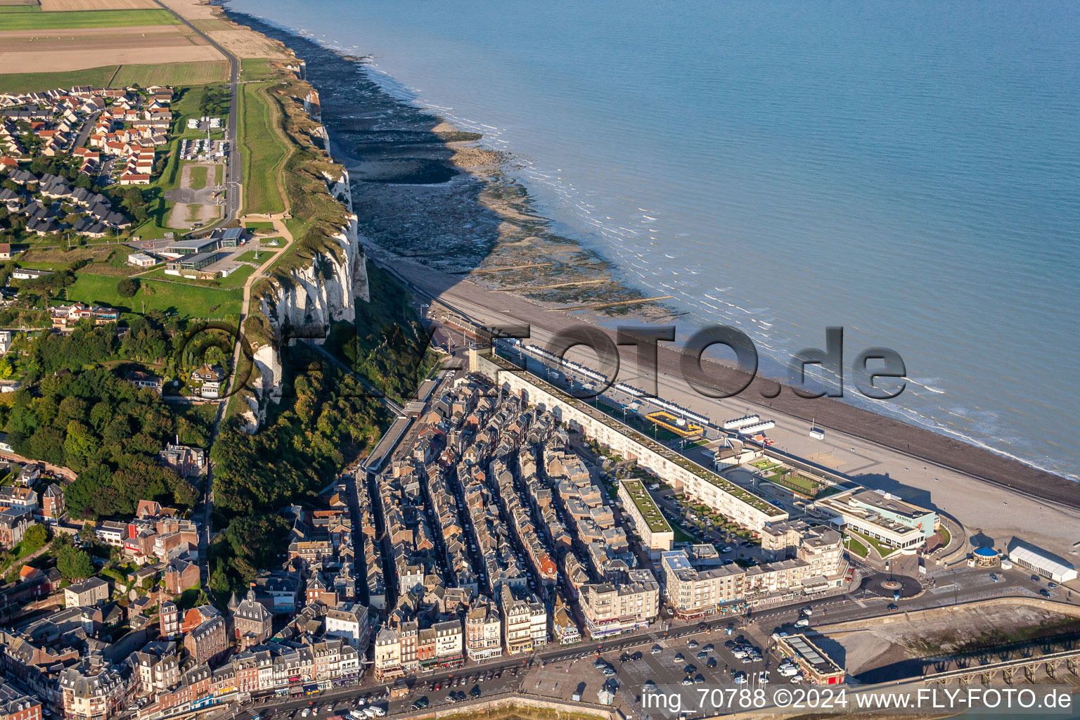 Vue aérienne de Casino JOA à le quartier Basse Ville in Le Tréport dans le département Seine-Maritime, France