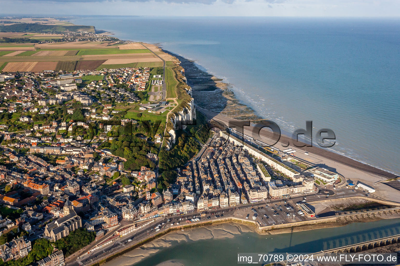 Vue aérienne de Casino JOA à le quartier Basse Ville in Le Tréport dans le département Seine-Maritime, France