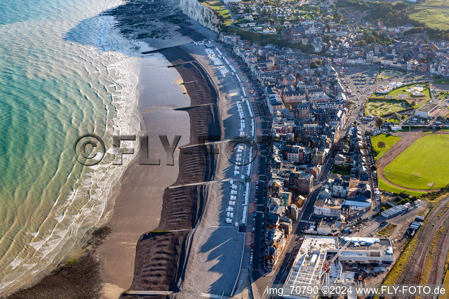 Vue aérienne de Vue de la commune en bord de mer Mers-les-Bains en Nord-Pas-de-Calais Picardie à Mers-les-Bains dans le département Somme, France