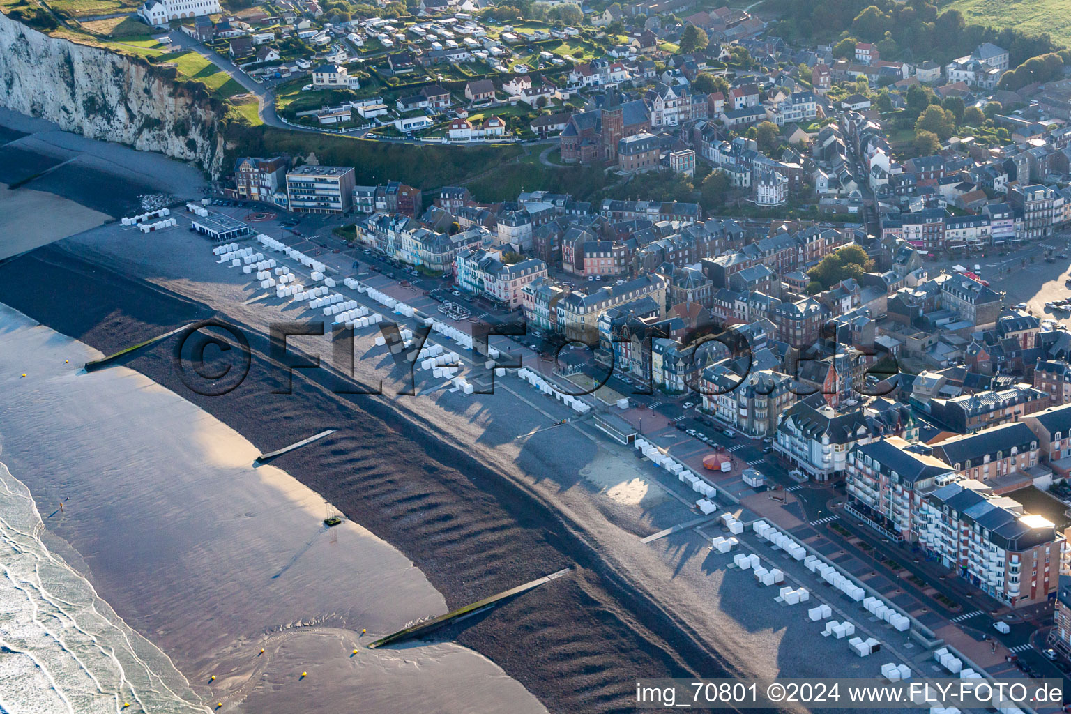 Vue aérienne de Paysage de plage de sable sur la côte de la Manche à Mers les Bains à Mers-les-Bains dans le département Somme, France