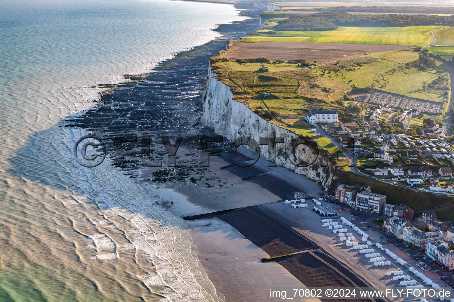 Vue aérienne de Falaises à Mers-les-Bains dans le département Somme, France