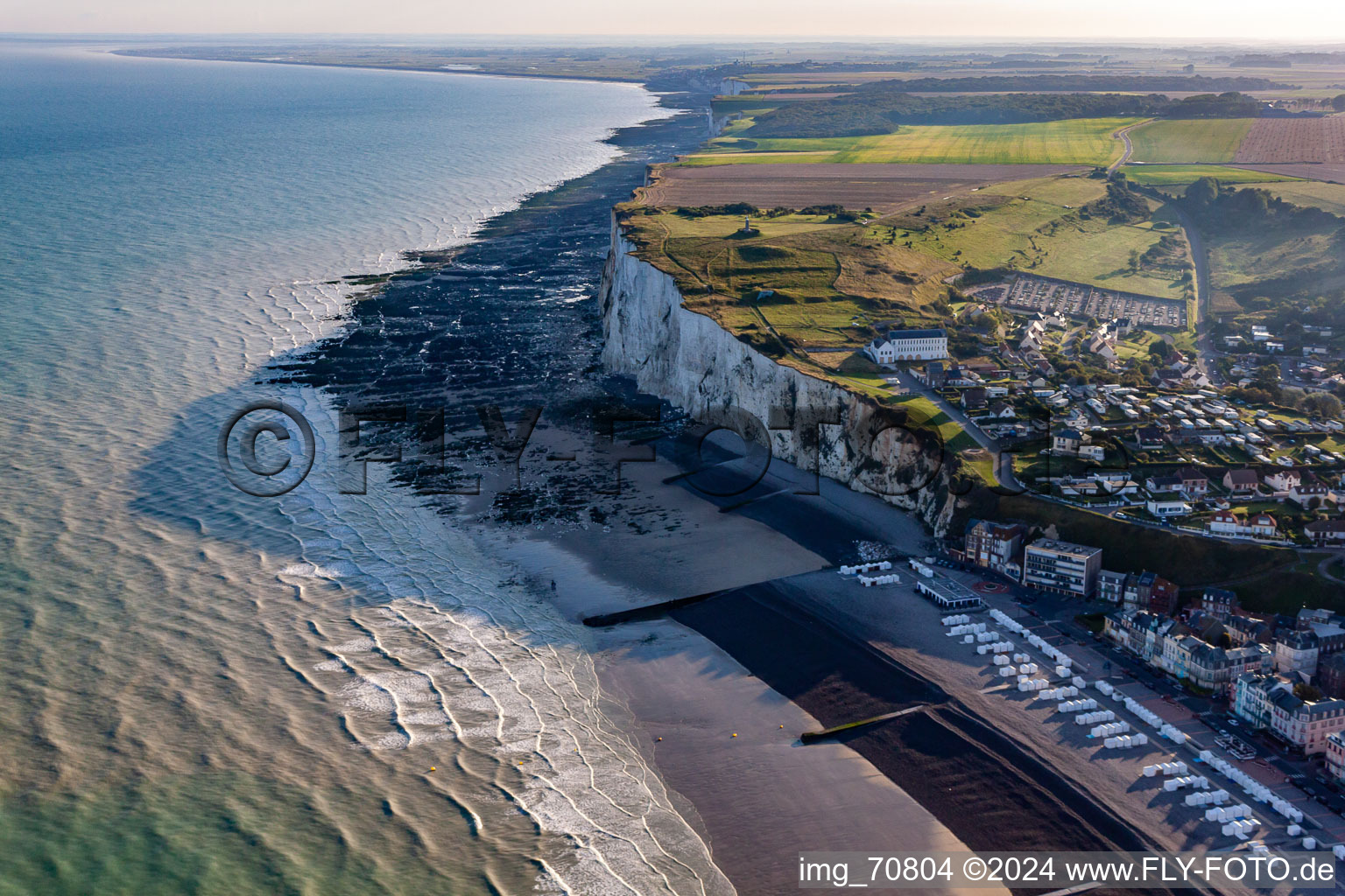 Vue aérienne de Falaises à Mers-les-Bains dans le département Somme, France