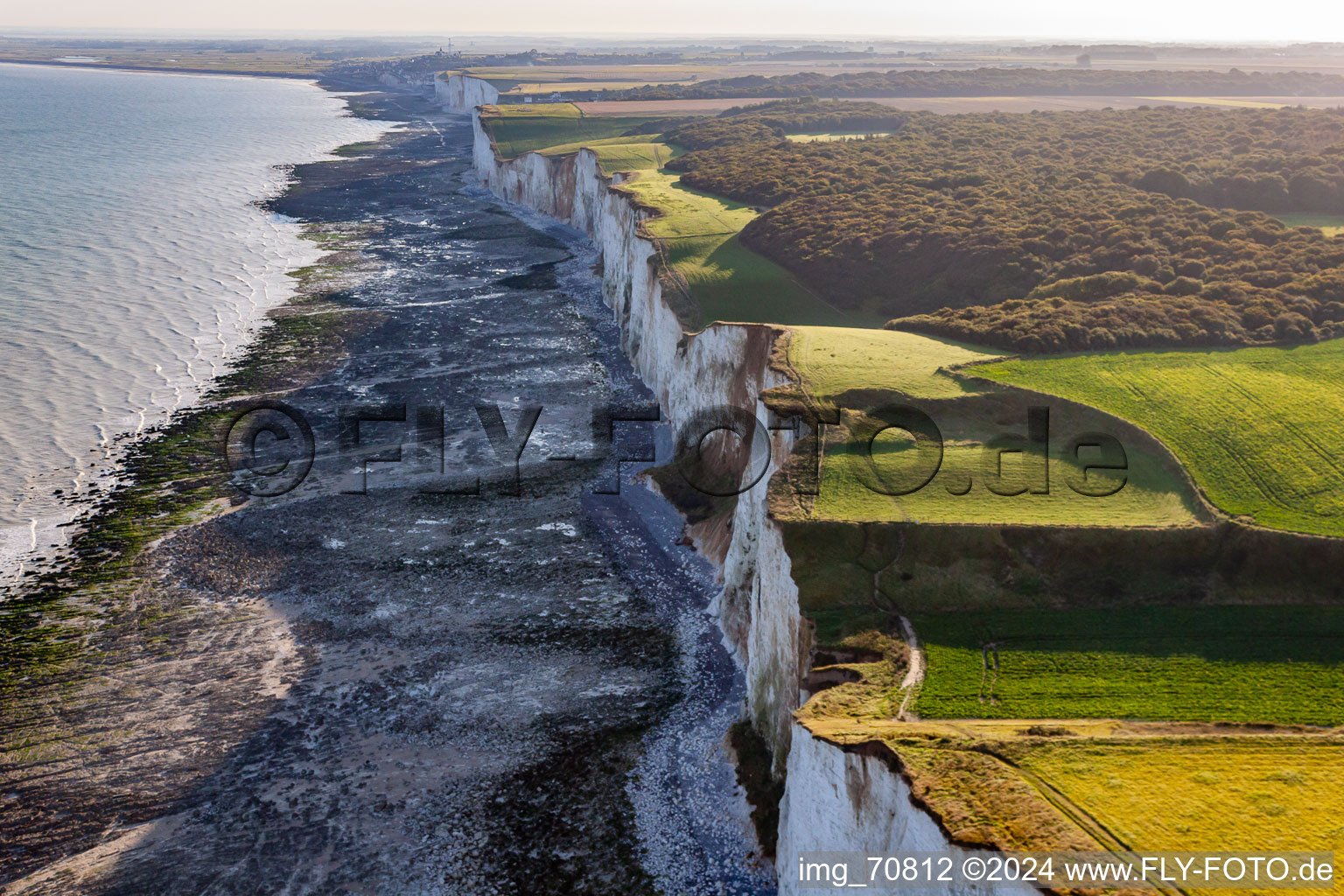 Vue aérienne de Paysage côtier sur les falaises rocheuses de la Manche à Mers-les-Bains dans le département Somme, France