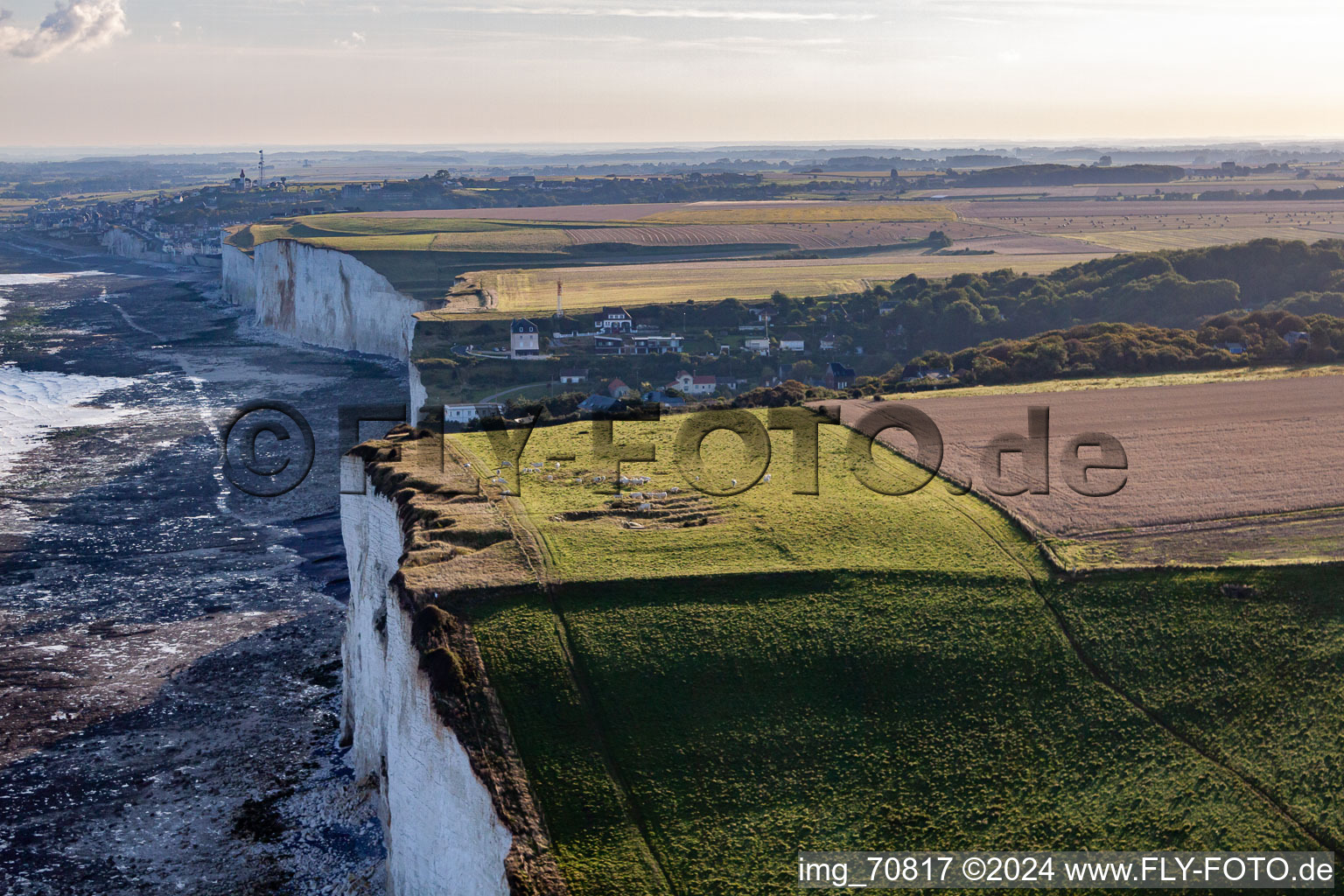 Vue aérienne de Falaise à Ault dans le département Somme, France