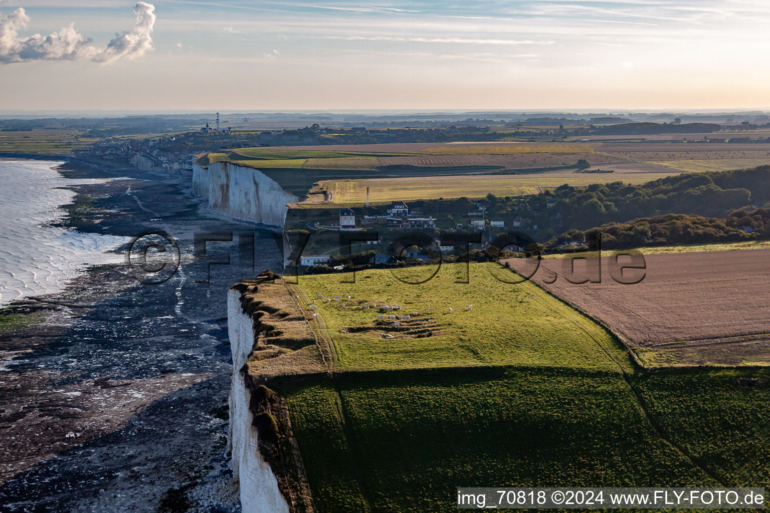 Vue aérienne de Falaise à Ault dans le département Somme, France