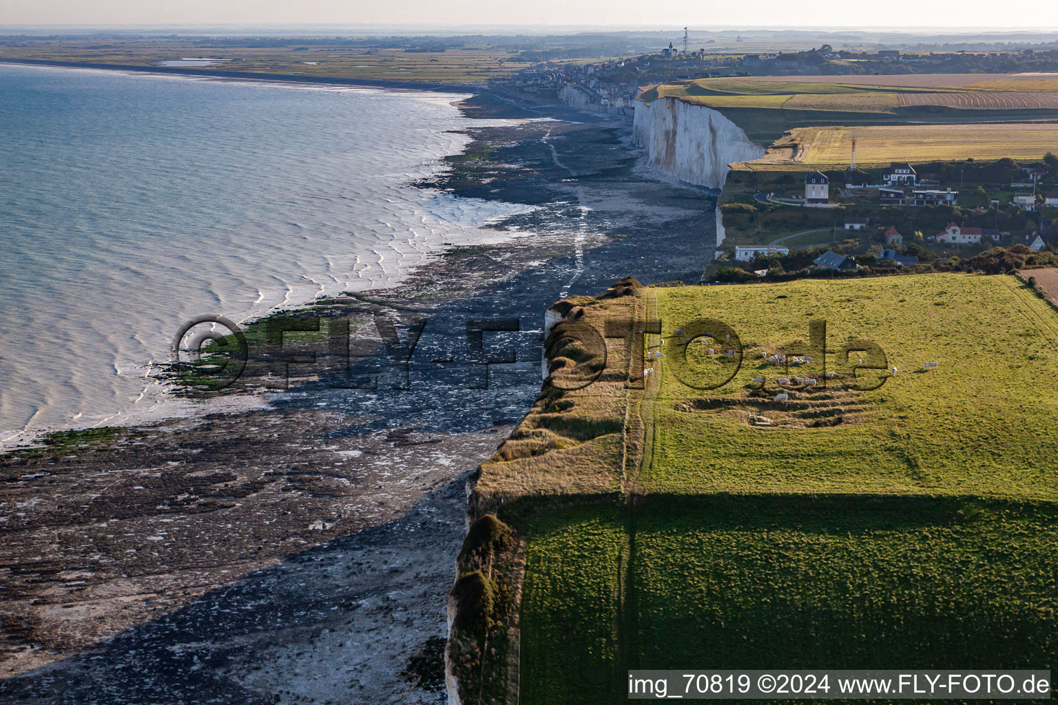 Vue aérienne de Falaise à Ault dans le département Somme, France