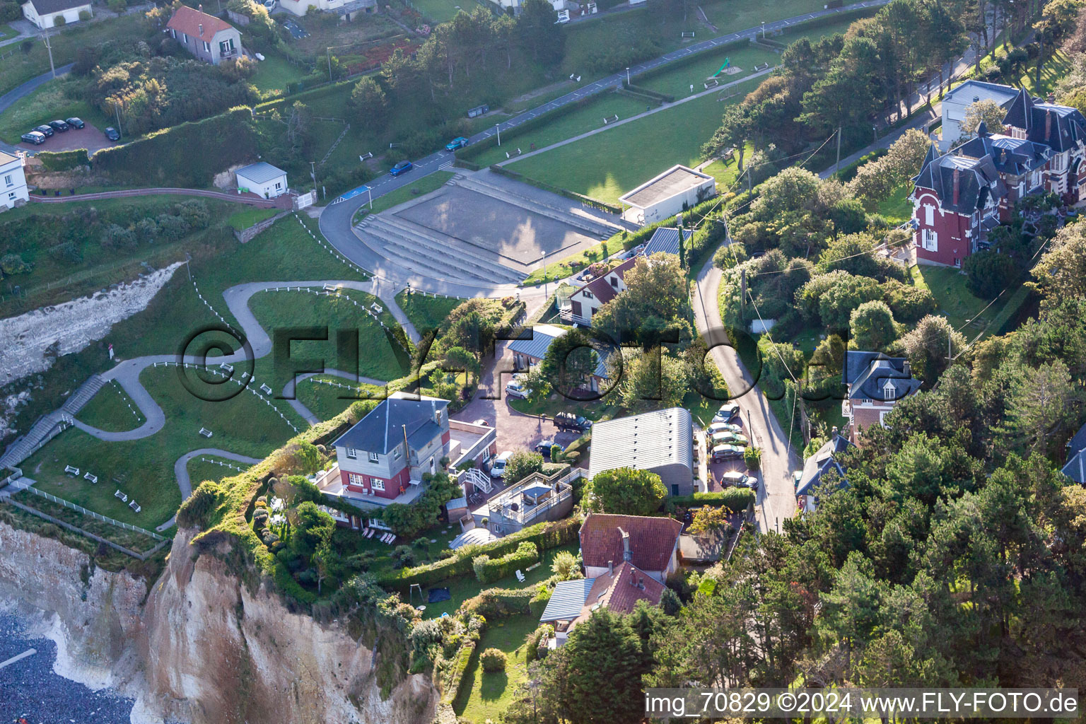 Vue aérienne de Rte ton casino à Ault dans le département Somme, France