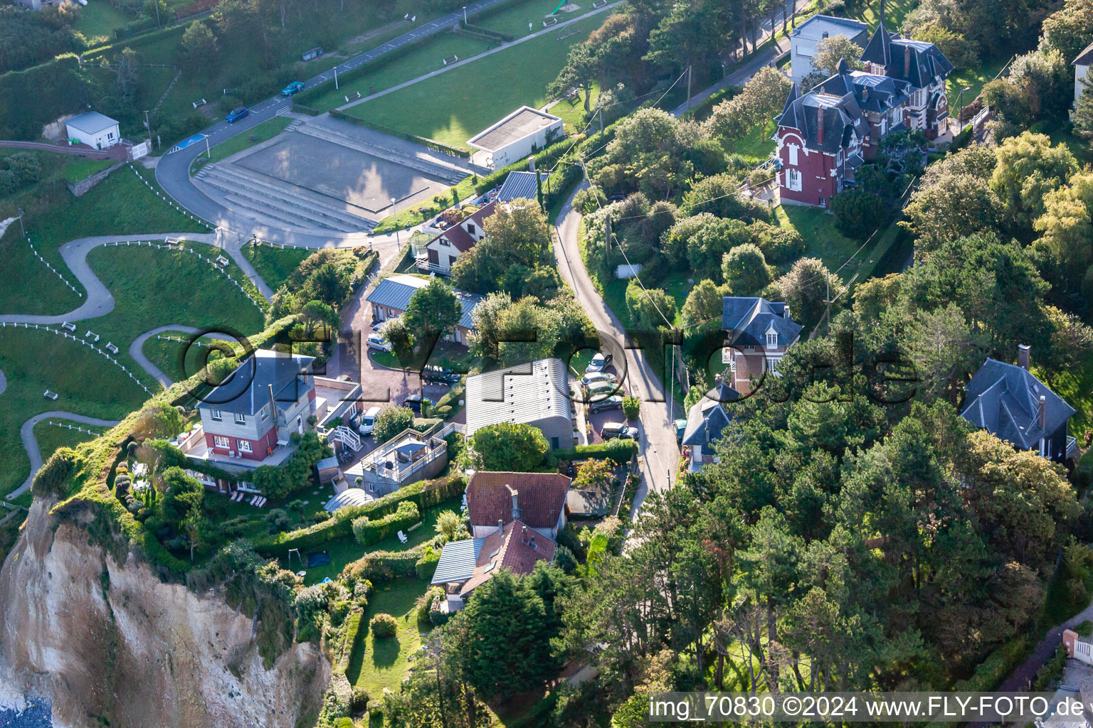 Vue aérienne de Rte ton casino à Ault dans le département Somme, France