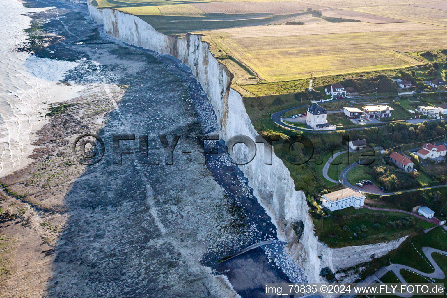 Vue aérienne de Ault dans le département Somme, France