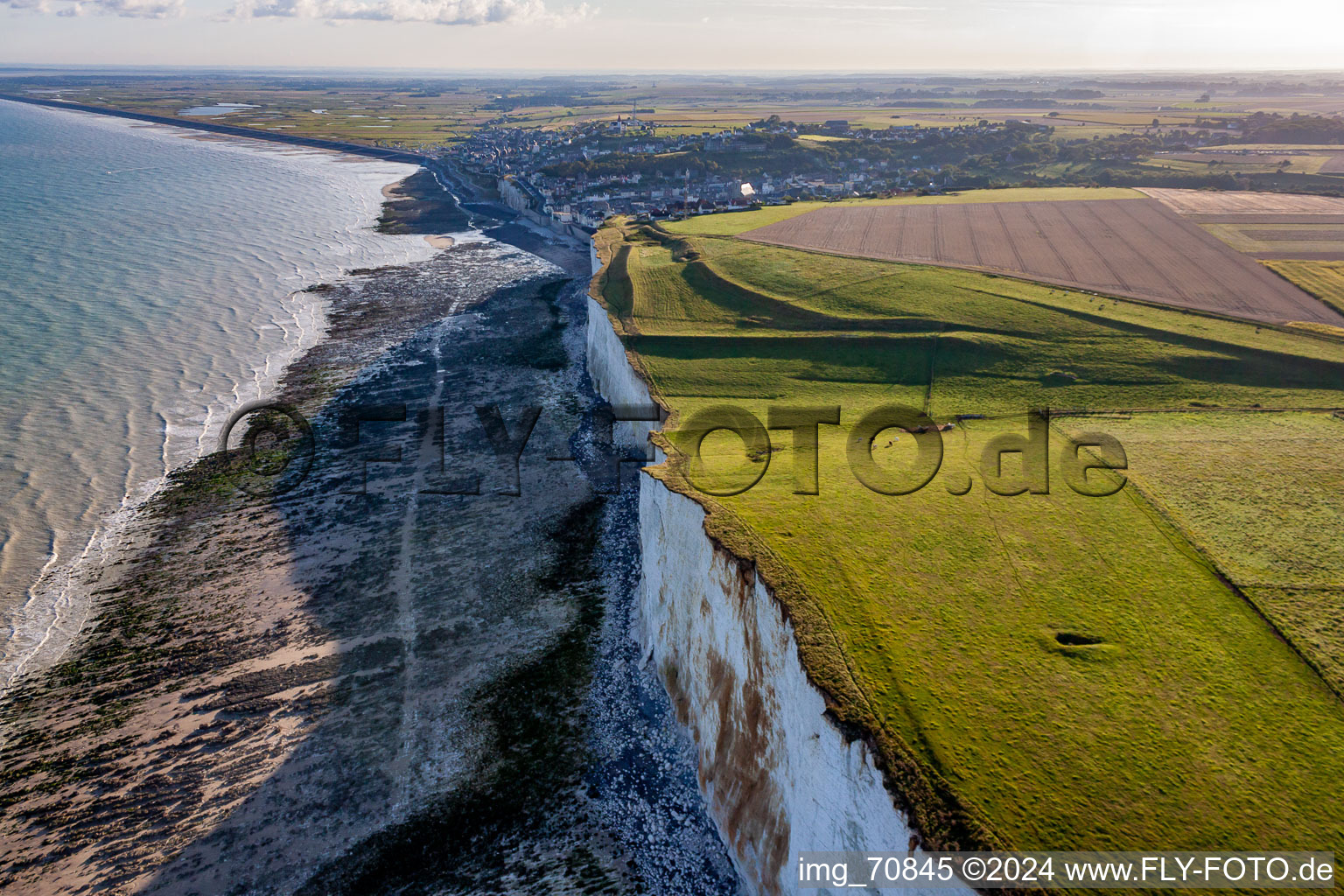 Vue aérienne de Paysage côtier sur les falaises rocheuses de la Manche à Ault dans le département Somme, France