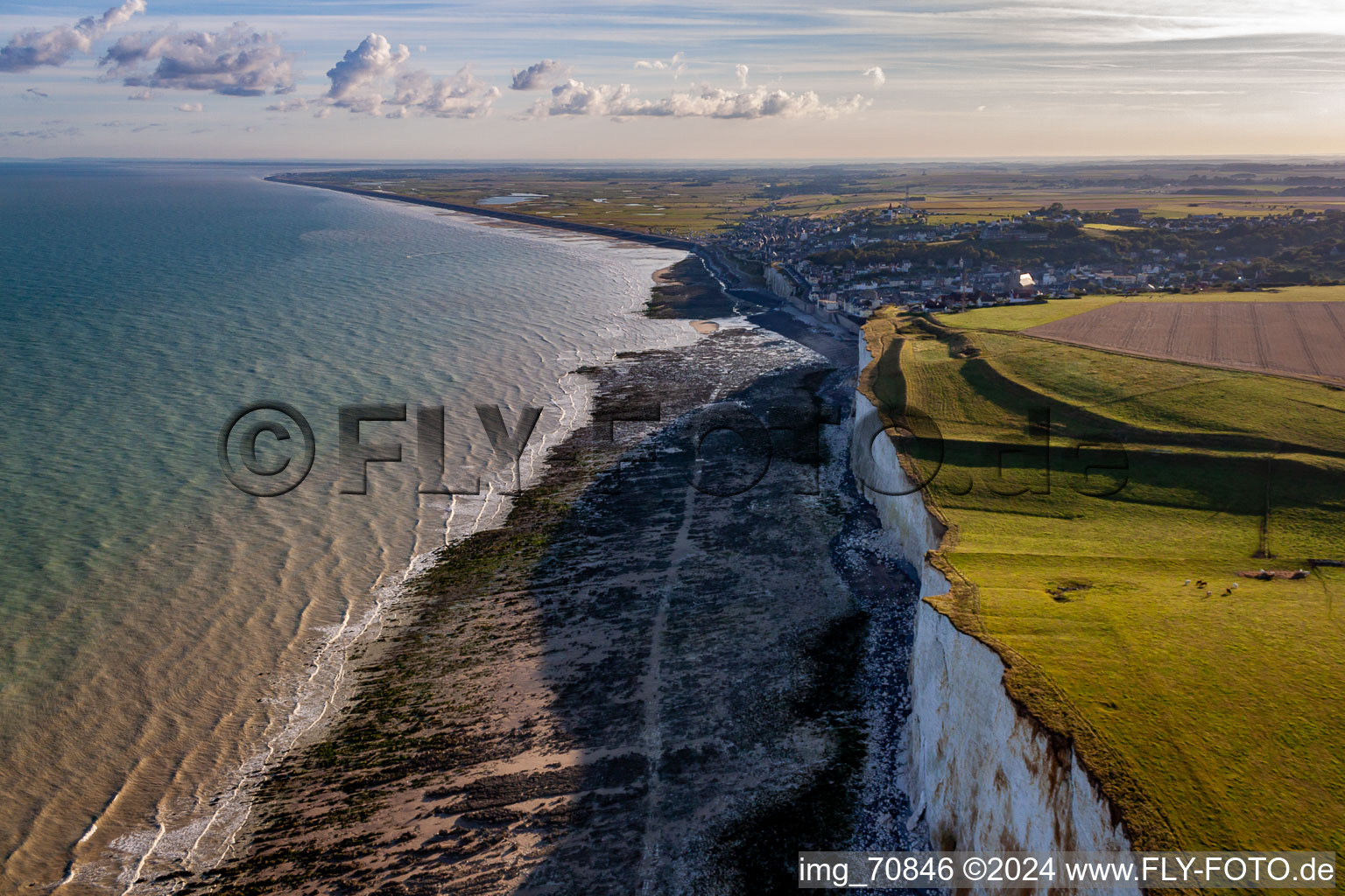 Vue aérienne de Ault dans le département Somme, France