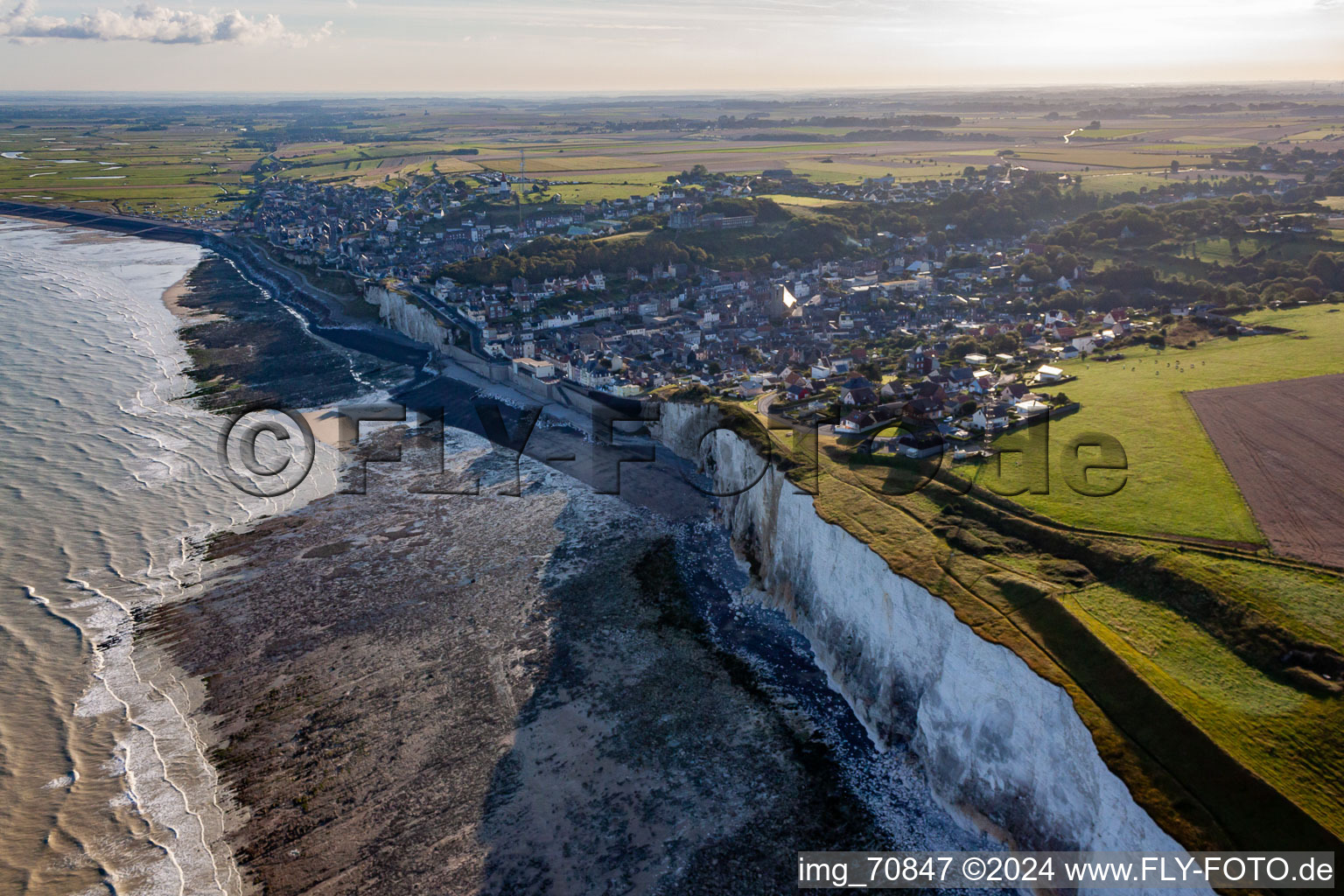 Photographie aérienne de Ault dans le département Somme, France