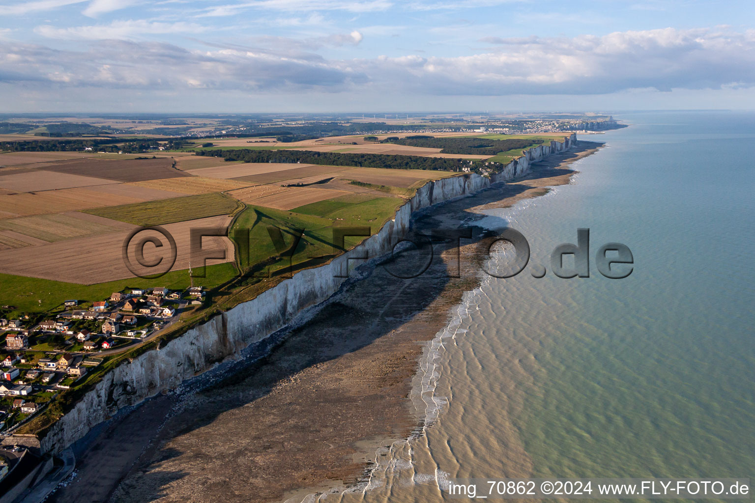 Vue aérienne de Paysage côtier sur les falaises rocheuses de la Manche à Ault dans le département Somme, France