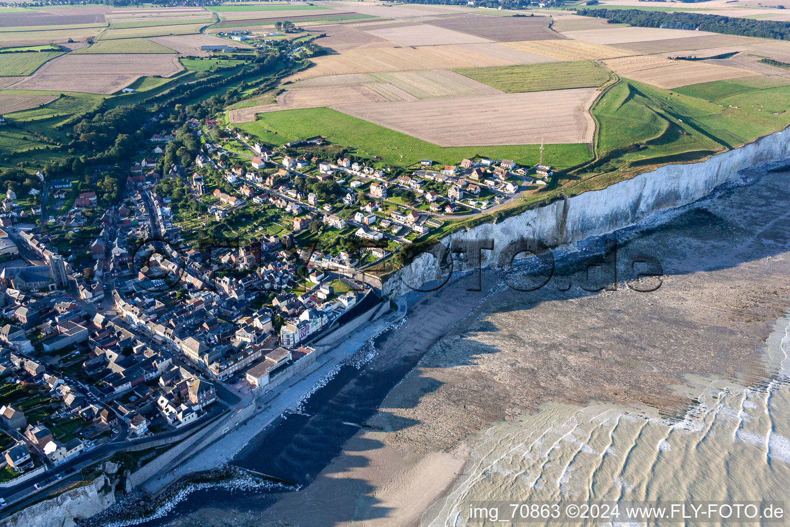 Vue aérienne de Falaise D Ault à Ault dans le département Somme, France