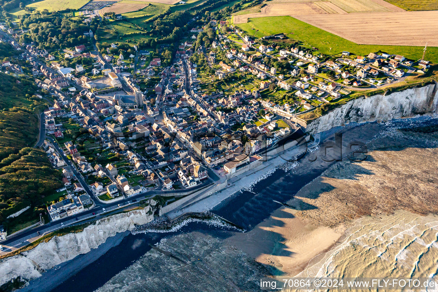 Vue aérienne de Falaise D Ault à Ault dans le département Somme, France