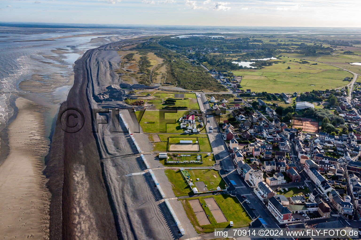 Vue aérienne de Cabanes de plage de Cayeux à Cayeux-sur-Mer dans le département Somme, France