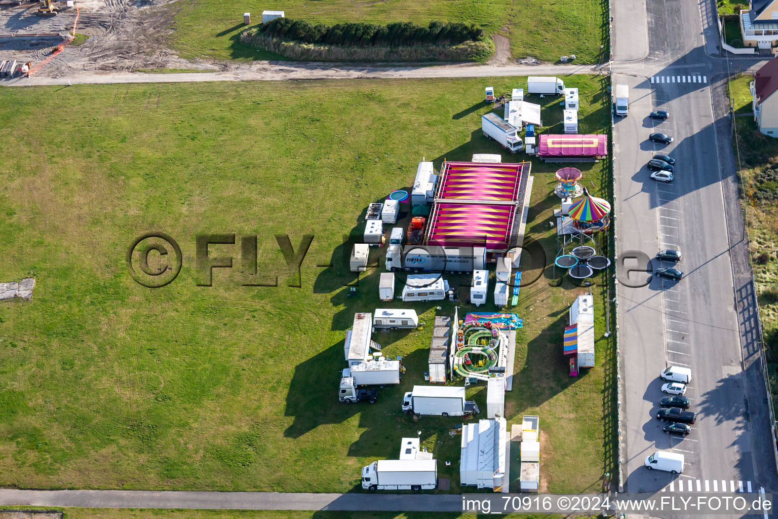 Vue aérienne de Marché ludique au bord du canal en Nord-Pas-de-Calais Picardie à Cayeux-sur-Mer dans le département Somme, France