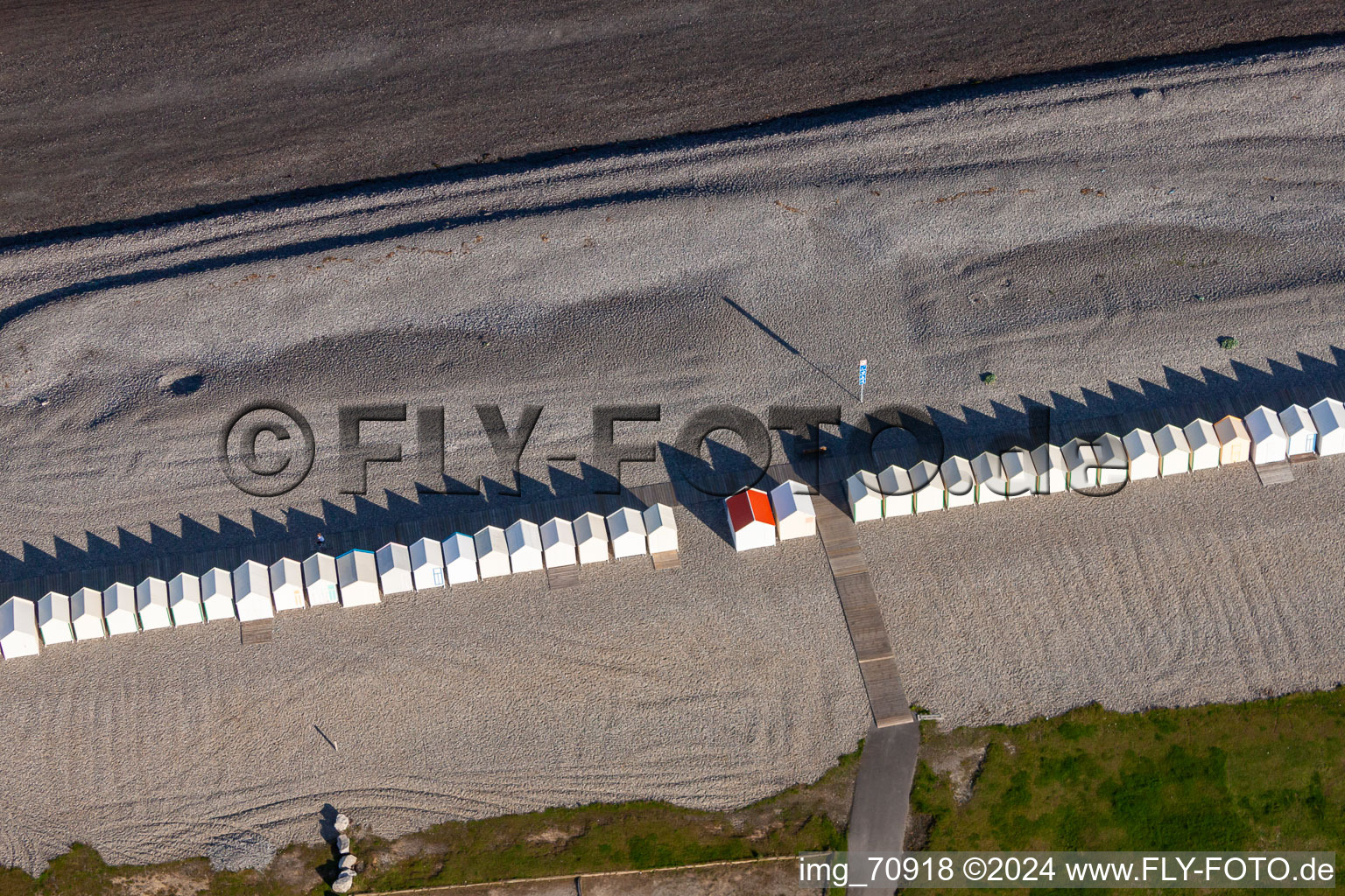 Vue aérienne de Rangées de chaises de plage sur la plage de galets dans la zone côtière de la Côte du Canal Cayeux-sur-Mer dans le Nord-Pas-de-Calais Picardie à Cayeux-sur-Mer dans le département Somme, France