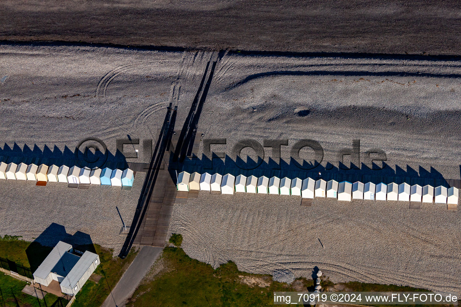 Cabanes de plage de Cayeux à Cayeux-sur-Mer dans le département Somme, France d'en haut