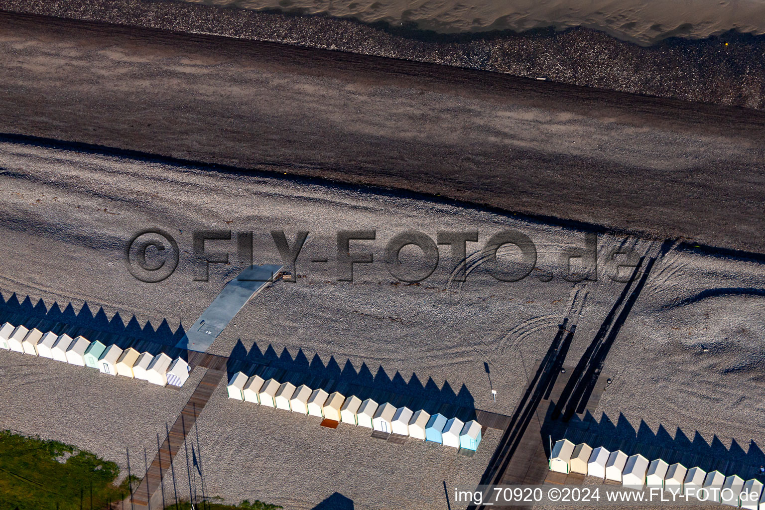 Cabanes de plage de Cayeux à Cayeux-sur-Mer dans le département Somme, France hors des airs