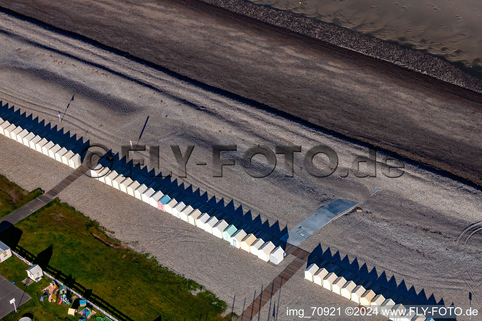 Cabanes de plage de Cayeux à Cayeux-sur-Mer dans le département Somme, France vue d'en haut