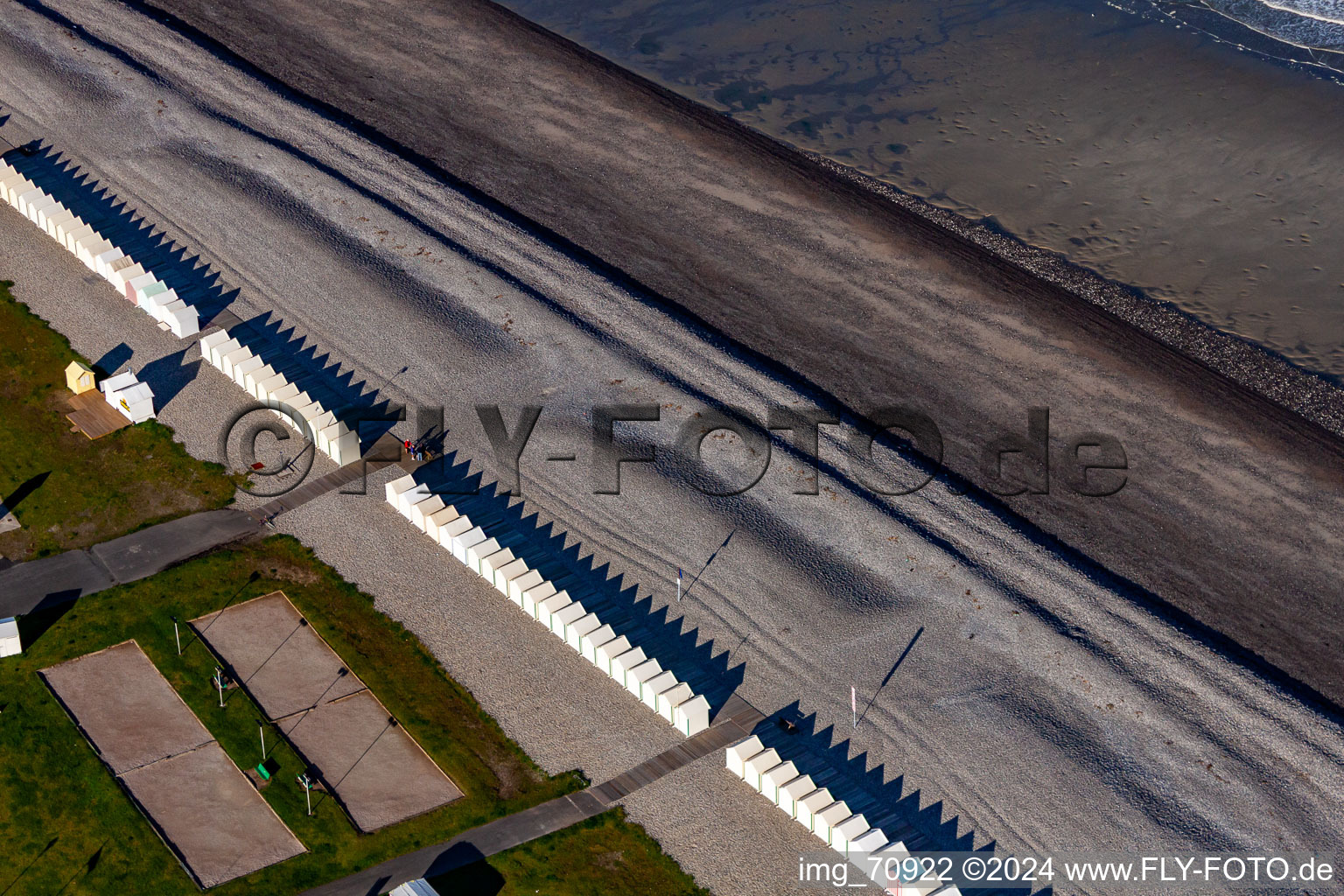 Cabanes de plage de Cayeux à Cayeux-sur-Mer dans le département Somme, France depuis l'avion