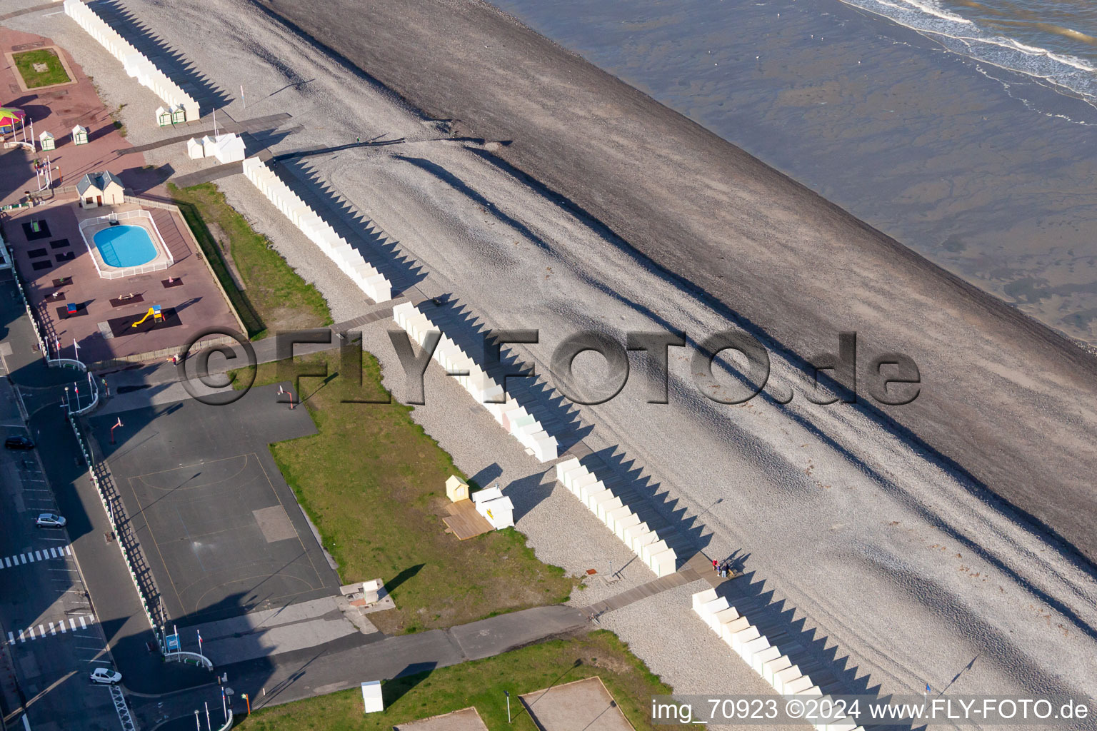 Vue aérienne de Paysage de plage de sable sur la côte de la Manche à Cayeux-sur-Mer dans le département Somme, France