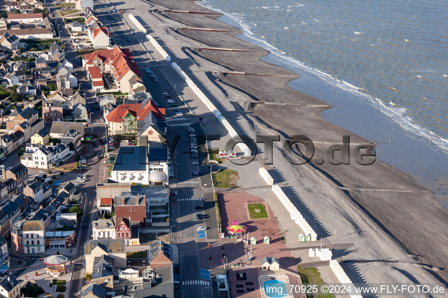 Vue aérienne de Paysage de plage de sable sur la côte de la Manche à Cayeux-sur-Mer dans le département Somme, France