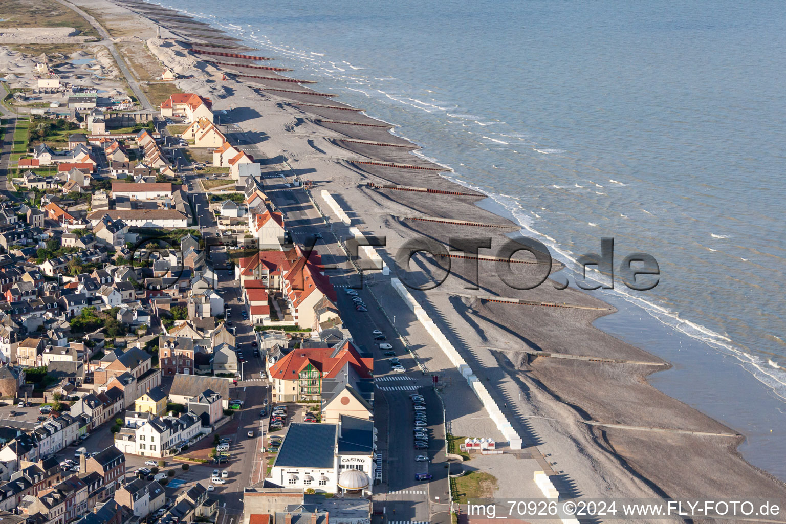 Vue aérienne de Centre village sur le secteur littoral du canal en Nord-Pas-de-Calais Picardie à Cayeux-sur-Mer dans le département Somme, France