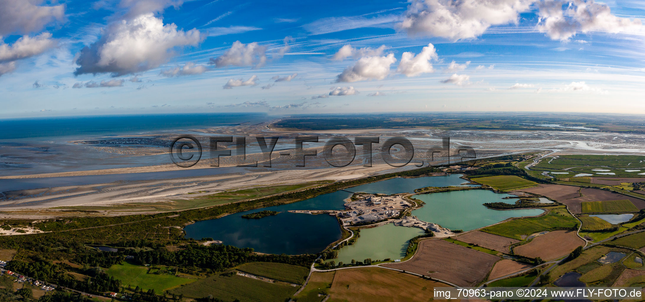 Vue aérienne de Delta et estuaire de la Somme avec fermes de fruits de mer à Saint-Valery-sur-Somme en Picardie à Cayeux-sur-Mer dans le département Somme, France