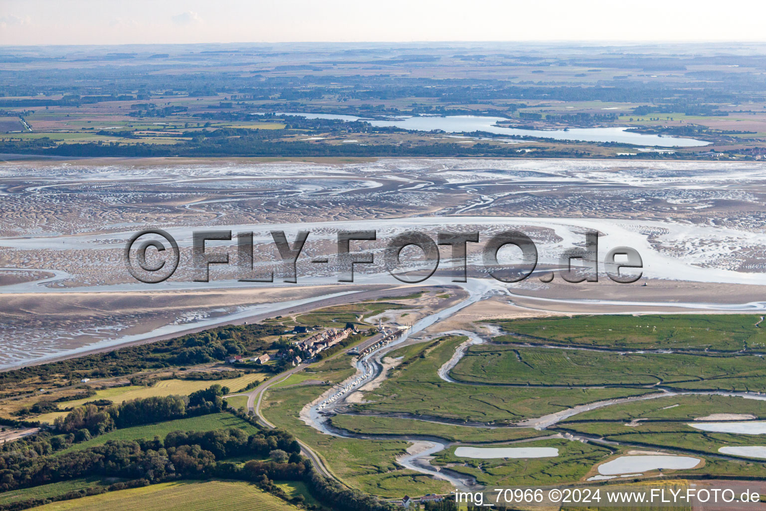 Vue aérienne de Delta et estuaire de la Somme avec fermes de fruits de mer à Saint-Valery-sur-Somme en Picardie à Cayeux-sur-Mer dans le département Somme, France