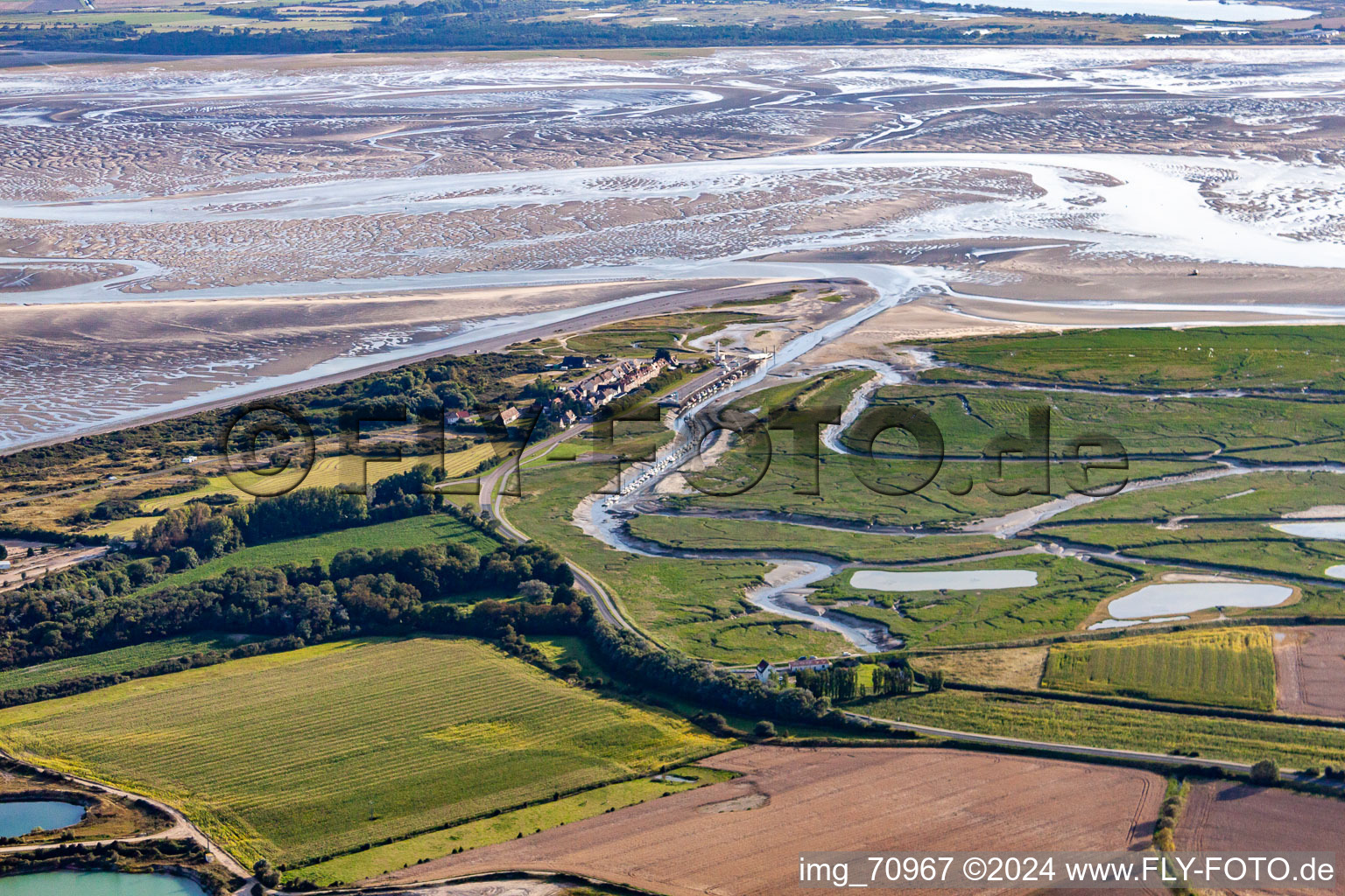 Photographie aérienne de Delta et estuaire de la Somme avec fermes de fruits de mer à Saint-Valery-sur-Somme en Picardie à Cayeux-sur-Mer dans le département Somme, France