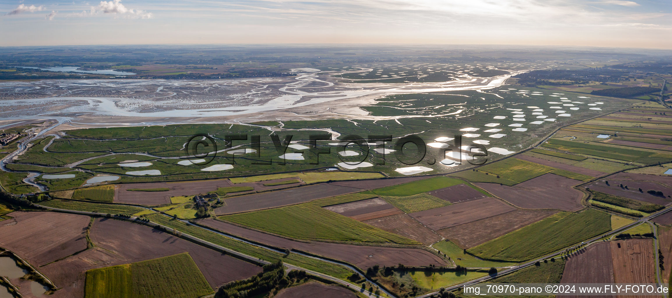 Vue aérienne de Delta et estuaire de la Somme avec fermes de fruits de mer à Saint-Valery-sur-Somme en Picardie à Pendé dans le département Somme, France