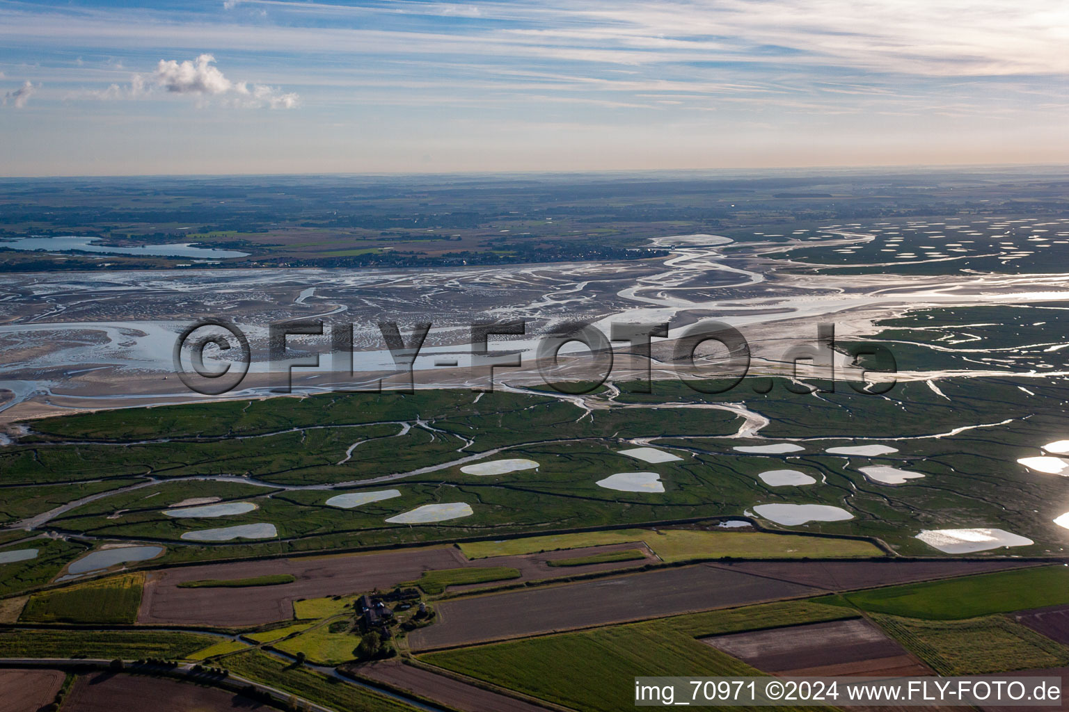 Vue aérienne de Delta et estuaire de la Somme avec fermes de fruits de mer en Picardie à Saint-Valery-sur-Somme dans le département Somme, France