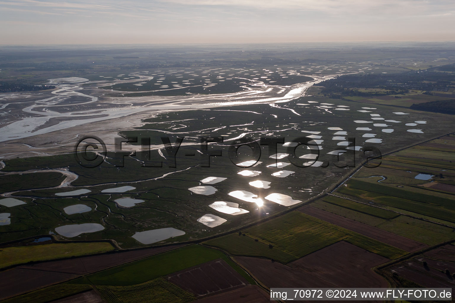 Vue aérienne de Delta et estuaire de la Somme avec fermes de fruits de mer en Picardie à Saint-Valery-sur-Somme dans le département Somme, France