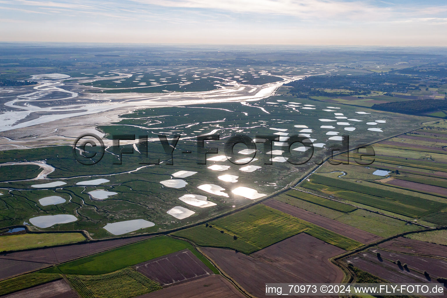 Vue aérienne de Delta et estuaire de la Somme avec fermes de fruits de mer à Saint-Valery-sur-Somme en Picardie à Lanchères dans le département Somme, France