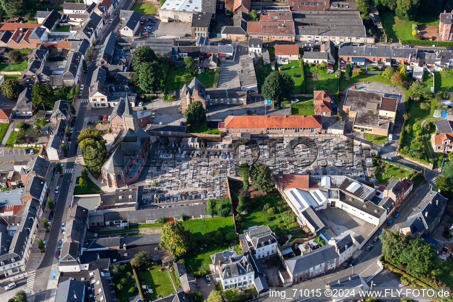 Vue aérienne de Bâtiment religieux Eglise St Hubert de ESCARBOTIN dans le Nord-Pas-de-Calais Picardie à Friville-Escarbotin dans le département Somme, France