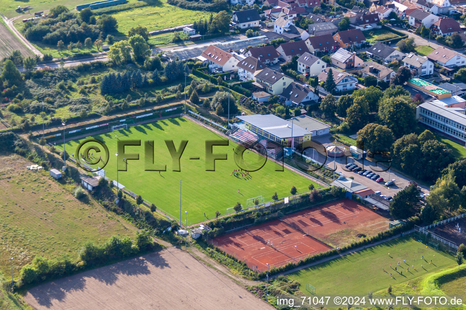 Vue aérienne de SV Weingarten, club de tennis et terrain de football à Weingarten dans le département Rhénanie-Palatinat, Allemagne